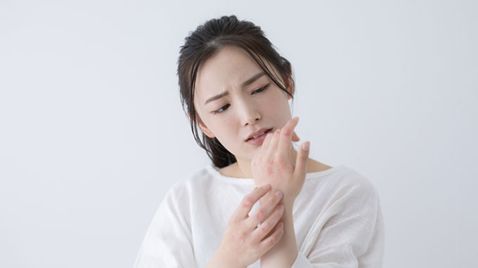 全身がかゆい、皮膚に赤い部分がある、手のひらや足の裏にブツブツが出る、手足の皮がむける